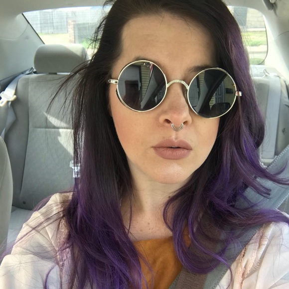 Profile Picture of ✨shawna✨ Mcclure lloyd (@shawnabananas) on Poshmark