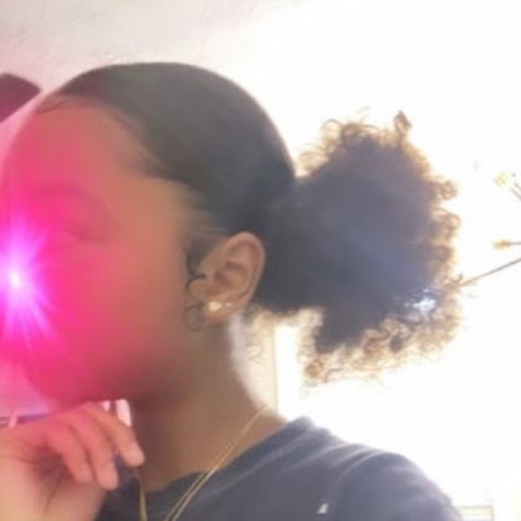 Profile Picture of Zee Zee (@zerahiap0727) on Poshmark