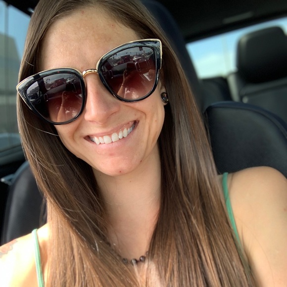 Sarah Timper - Poshmark Profile Picture of Sarah Timper (@sarahtimper) on Poshmark