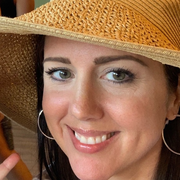 Profile Picture of Stephanie Staver (@sweeti01) on Poshmark