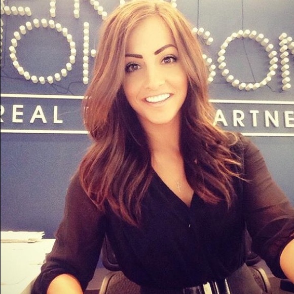 Profile Picture of Alley Jean (@alleyjean) on Poshmark