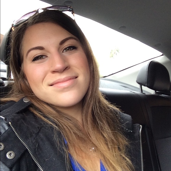 Profile Picture of Christina Manzi (@manzico) on Poshmark