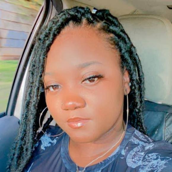 Profile Picture of Eboni Cooper (@ebb0219) on Poshmark