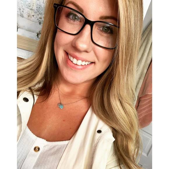 Profile Picture of Amanda Tew (@atewd00d) on Poshmark