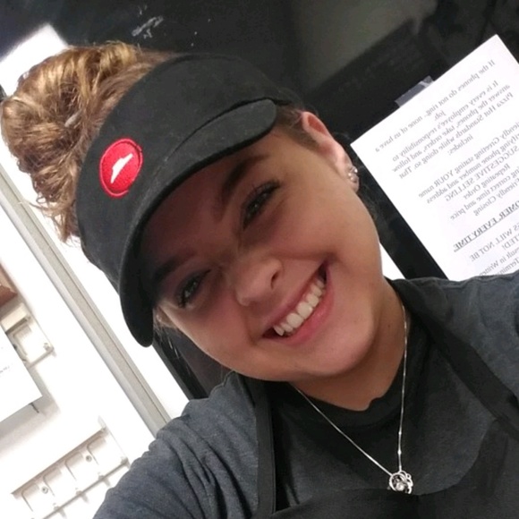 Profile Picture of Marisa Heiselt (@marisanikolle) on Poshmark