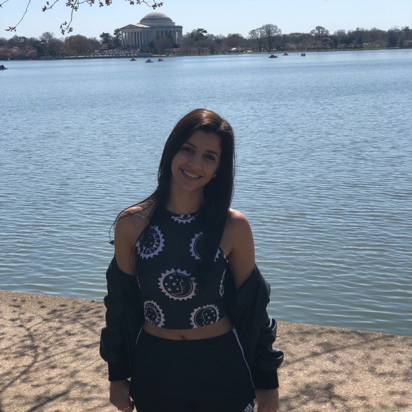 Profile Picture of Rayane Souza (@rayanesouuza) on Poshmark