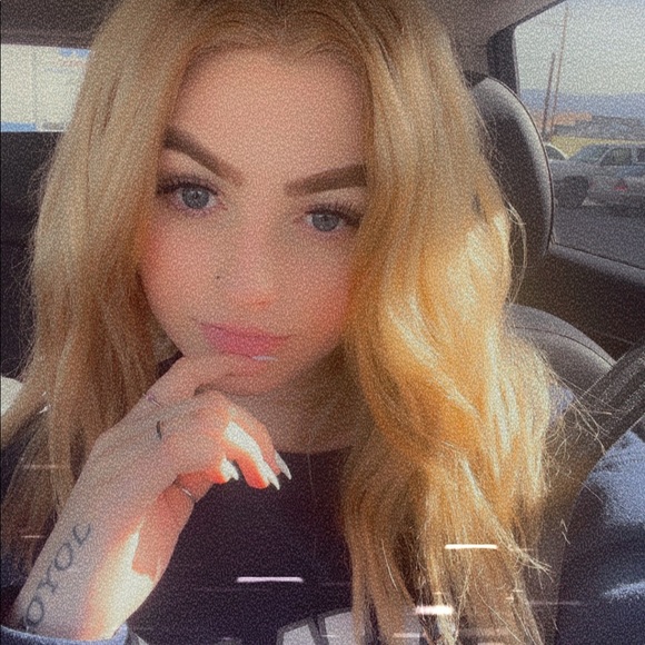 Profile Picture of Christine Connelly (@chris_tinemrie) on Poshmark