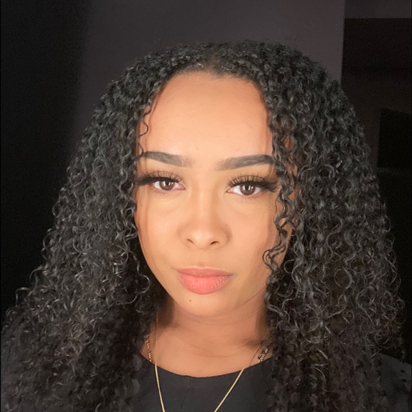 Profile Picture of Alexia Nelson (@alexianelsonnn) on Poshmark