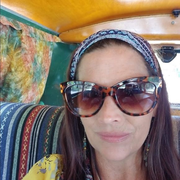 Profile Picture of Yvonne Redline (@yvonneredline) on Poshmark