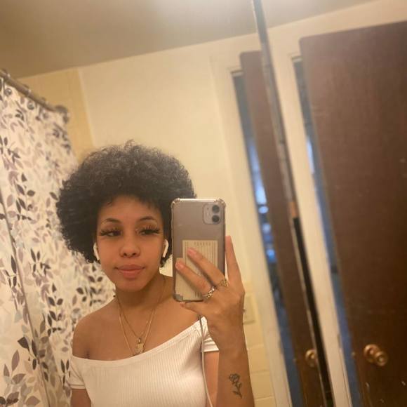 Profile Picture of Lain Lain (@elenia_g123) on Poshmark