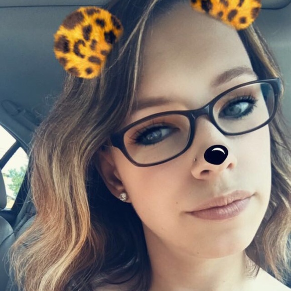 Profile Picture of Blake Bryant (@blakeeelizabeth) on Poshmark