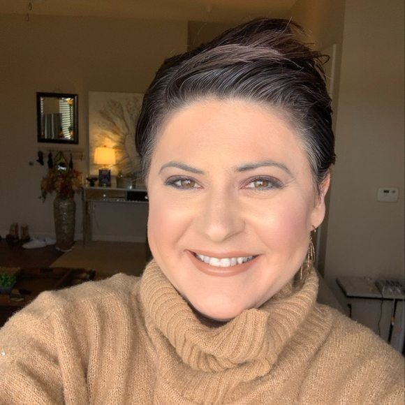 Profile Picture of Alexa Crusinberry (@acrusinberry) on Poshmark