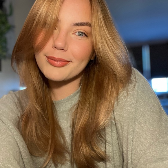 Profile Picture of Rachael Mazzarella (@rachmazzarella) on Poshmark