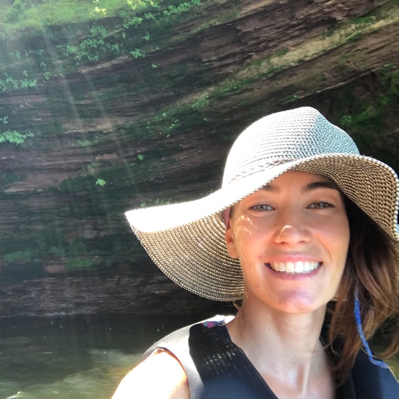 Profile Picture of Jennifer Veerkamp (@jen_veerkamp) on Poshmark