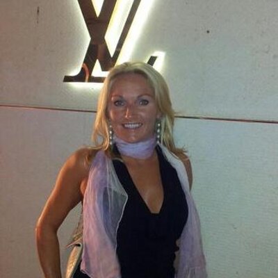 Profile Picture of Mary Donohue (@lacuregirl) on Twitter