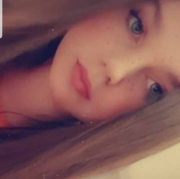 Profile Picture of Bree Carter (@breezie_19) on Poshmark