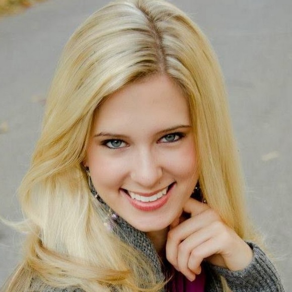 Profile Picture of Anna Shoeman (@ashoeman13) on Poshmark