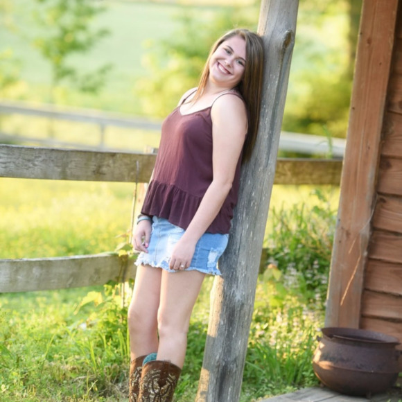 Profile Picture of Kalee Thompson (@itskaleeeee) on Poshmark