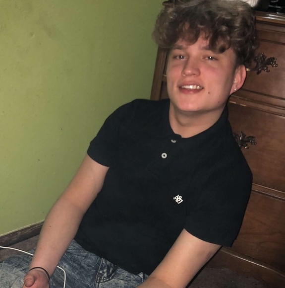 Profile Picture of Alex Golden (@alexgolden13) on Poshmark