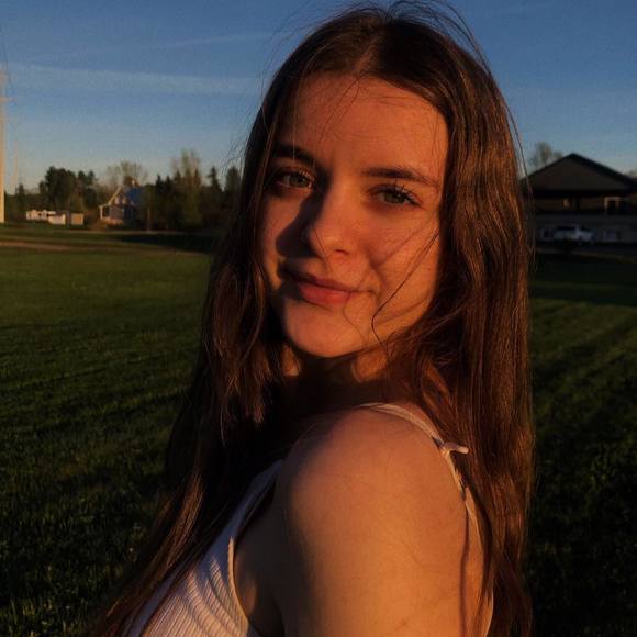 Profile Picture of Emily Cherrier (@lalicorne433) on Poshmark