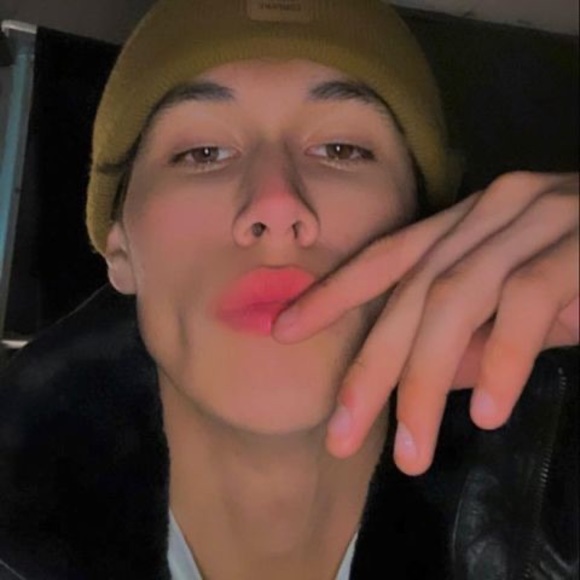 Profile Picture of Jonathan Whiteman (@jonawhiteman) on Poshmark