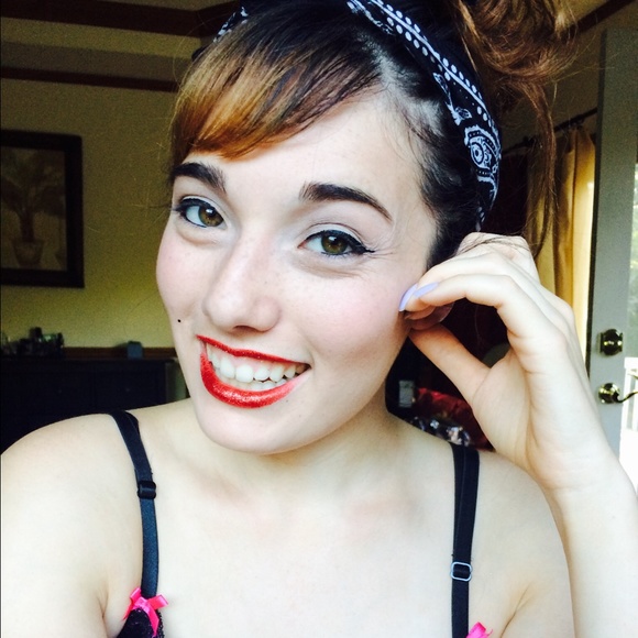 Kaz Tarshis - Poshmark Profile Picture of Kaz Tarshis (@queenoglitter) on Poshmark