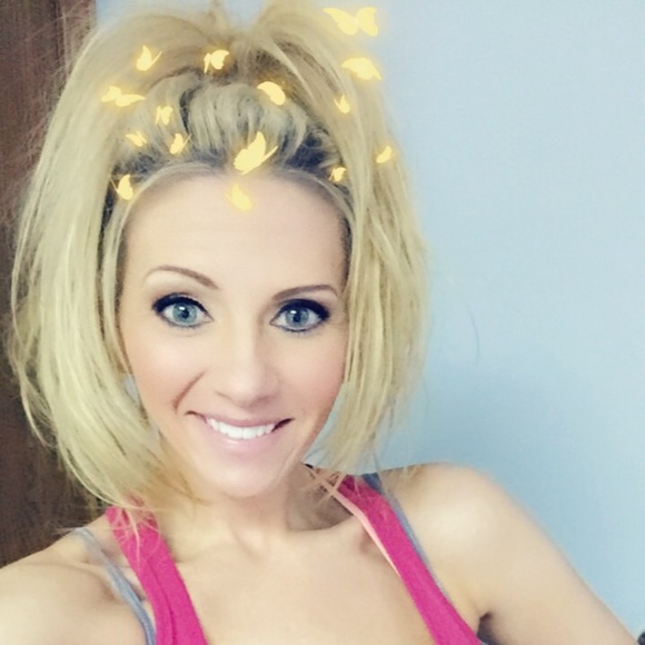 Profile Picture of Mandy Wade (@mandyj0j0713) on Poshmark