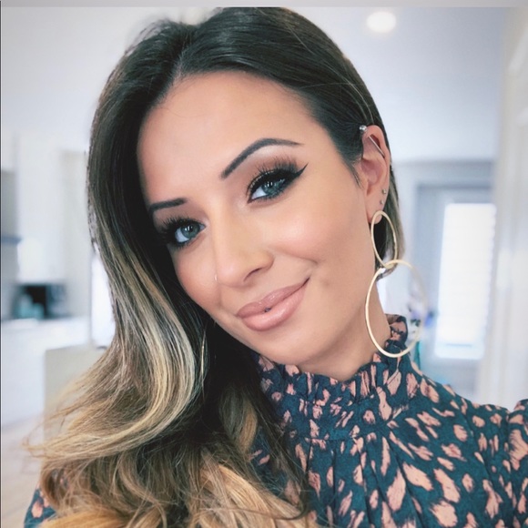 Profile Picture of Mia Trezzi (@miatrezzi) on Poshmark