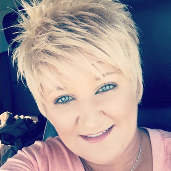 Profile Picture of Kim Honeycutt (@kimhoney) on Poshmark