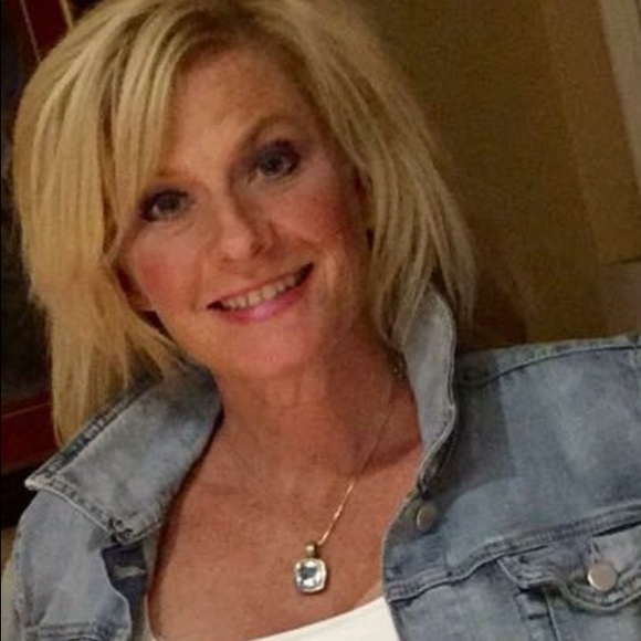 Profile Picture of Cindy Barry (@shop4fun4me) on Poshmark