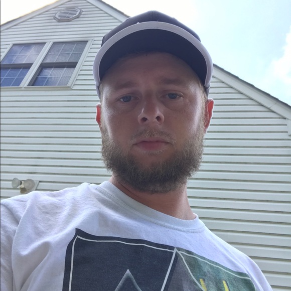 Profile Picture of Andy Lowe (@andylowe124) on Poshmark