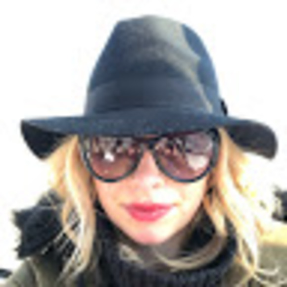 Profile Picture of Amanda Carlson (@amandabc1986) on Poshmark