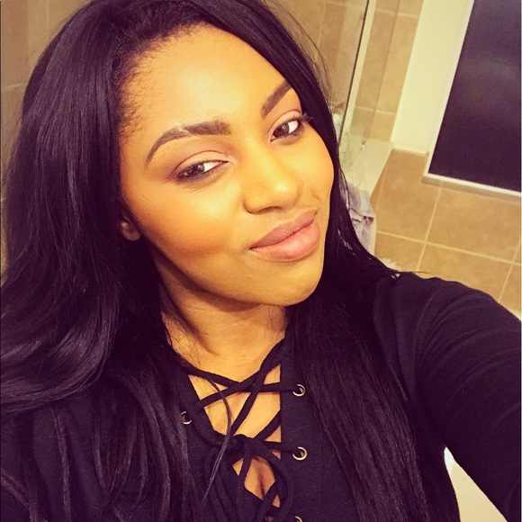 Profile Picture of Lenore Martinez (@noreee) on Poshmark