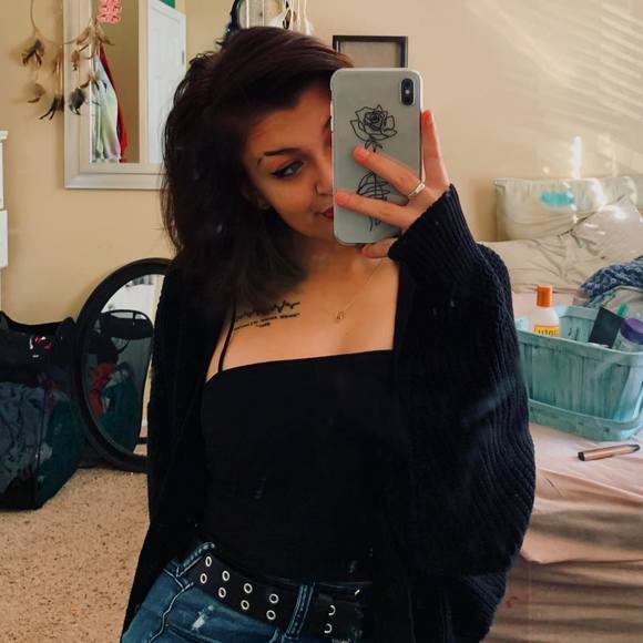 Profile Picture of Kaydence Blamire (@kaydence0504) on Poshmark