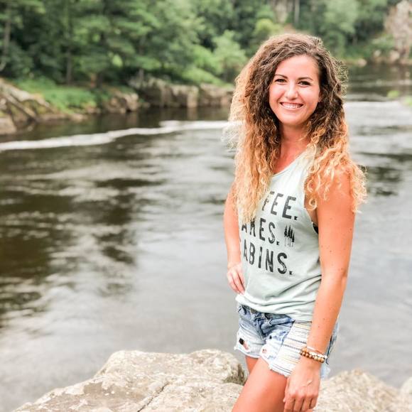 Profile Picture of Hannah Kalisch (@hannah_kalisch) on Poshmark