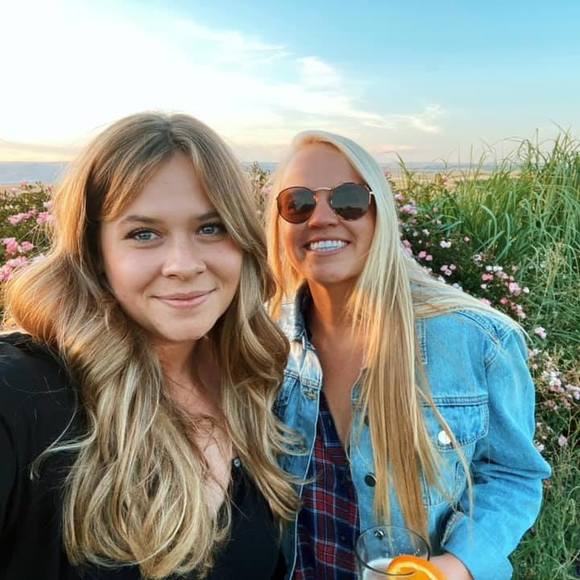 Profile Picture of Elsa Hansen (@elsanator) on Poshmark