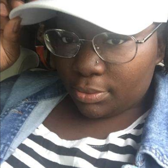 Profile Picture of Cassandra Davis (@cassydavis15) on Poshmark
