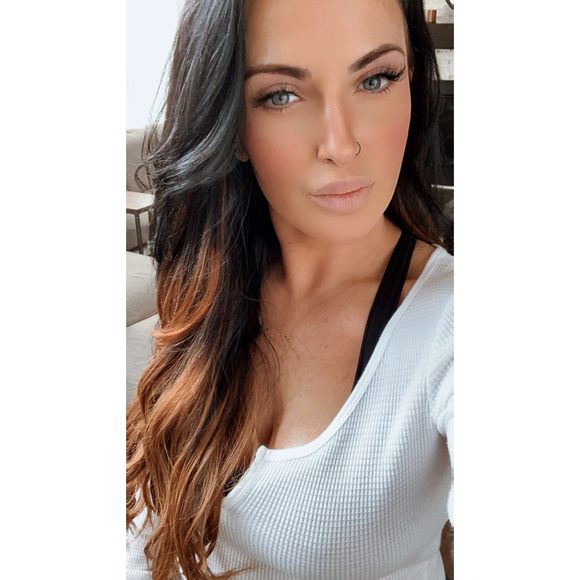 Profile Picture of Chrissy Stebbings (@cstebbings) on Poshmark