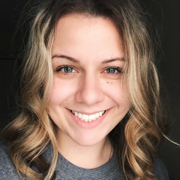 Profile Picture of Amanda Kemmerer (@akemmere) on Poshmark