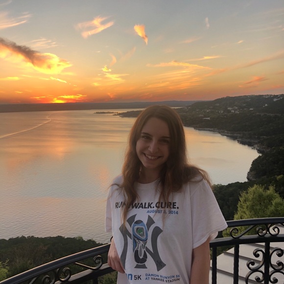 Profile Picture of Julia Gallo (@julia_gallo) on Poshmark