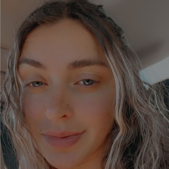 Profile Picture of Taylor Stowers (@taylorstowers) on Poshmark