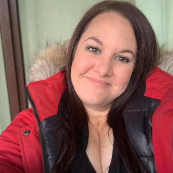 Profile Picture of Danielle Starbird (@dannistarb) on Poshmark