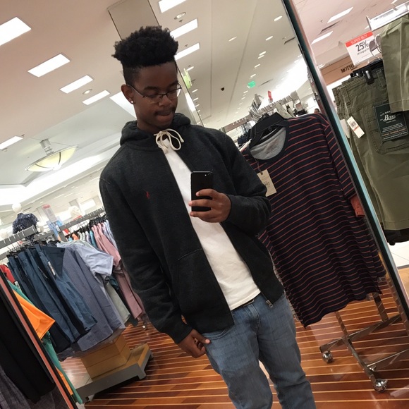 Profile Picture of Damarion Hellums (@damarion16) on Poshmark