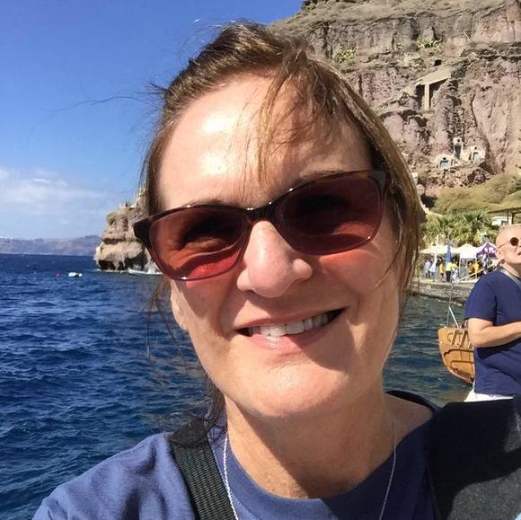 Profile Picture of Paula Vineyard (@pyellowlab) on Poshmark