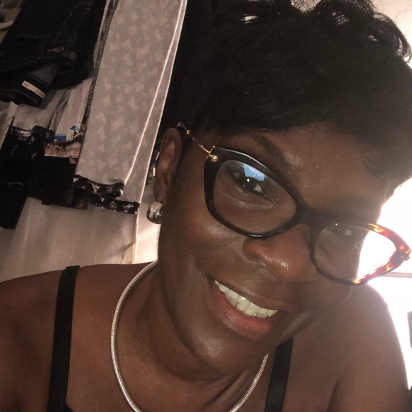 Profile Picture of Andrea Barrett (@helennorton) on Poshmark