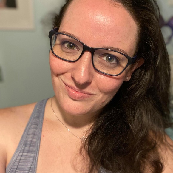 Profile Picture of Sara Tomuta (@sdever122) on Poshmark