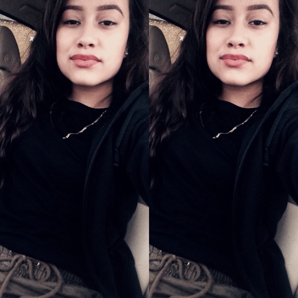 Profile Picture of Isa Nieves (@iisaniievves) on Poshmark