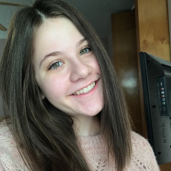 Profile Picture of Nicolle Pullos (@nicpul1234) on Poshmark