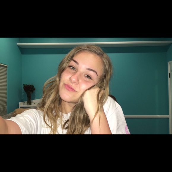 Profile Picture of Alexis Quigley (@alexis_quigley) on Poshmark