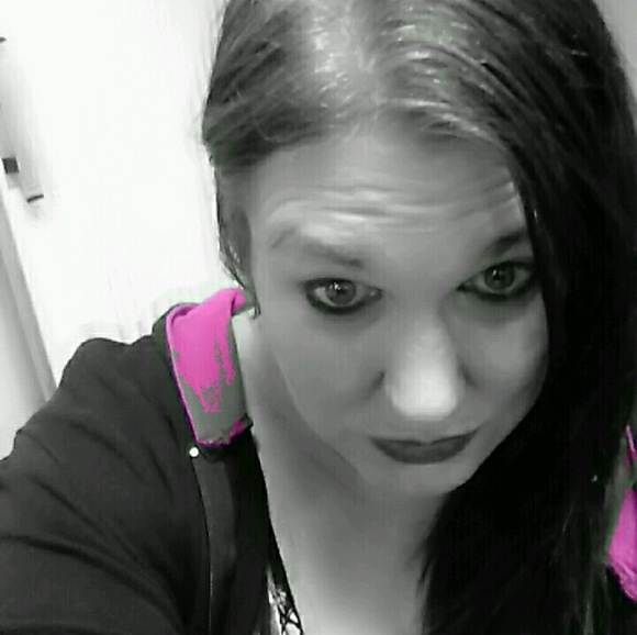 Profile Picture of Heather Roberts (@bridezilla9) on Poshmark